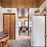 Pinecrest Retreat With Fireplace!